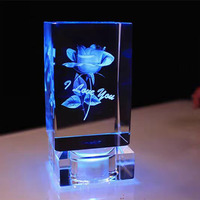 Pujiang Vente en gros de cubes en cristal K9 de haute qualité avec lumière LED, motif floral gravé au laser personnalisé, 5x5x8cm, cadeau d'entreprise