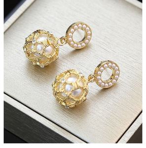 Boucles d'oreilles clous pour femmes, nouvelle collection haut de gamme, argent S925, zircon, imitation perle, plaqué or 18 carats, tendance, luxe léger, mode, vente en gros - Product Image 5