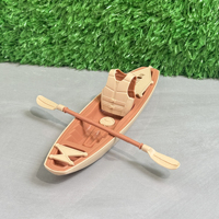 EN STOCK Ensemble de mini-bateaux Accessoires pour maison de poupée Équipement sportif d'été Modèle de canoë Kayak en plastique avec pagaie et gilet de sauvetage jouet