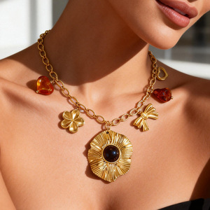 Collier pendentif tendance plaqué or 18 carats, forme fleur, en résine, bijoux de fête - Product Image 1