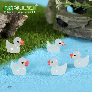 Buena calidad chenjun Moss Micro-paisaje que brilla en la oscuridad pato amarillo pato muñeca colgante accesorios decorativos artesanías de resina pequeño O - Product Image 4