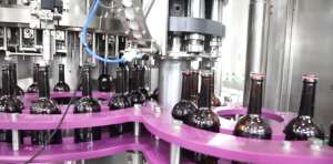 Máquina Automática para Llenado y Embotellado de Bebidas Líquidas, Jugos, Refrescos Carbonatados, Agua Mineral, Cerveza, Vino en Latas y Botellas - Product Image 2