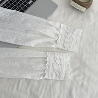 Robe en velours rayée noir et blanc de style rétro français avec col montant en dentelle, nœud et taille cintrée, jupe évasée