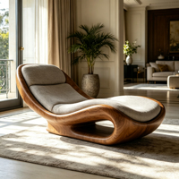 Chaise longue individuelle de forme organique moderne avec structure en fibre de verre durable à effet bois et revêtement en tissu gris clair moelleux