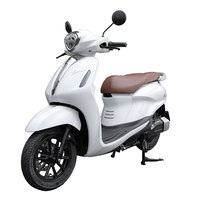 Scooter électrique rétro vintage, design élégant, siège en cuir confortable pour les trajets quotidiens en famille