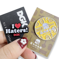 Ensemble de badges et épingles de revers en émail souple personnalisés, avec logo sur mesure, motif drapeau à carreaux automobile, en métal