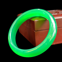 Bracelet en jadéite birmane naturelle de qualité A, vert vif, rond et délicat, translucide, élégant et polyvalent.