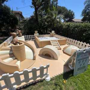 مجموعة لعب لينة باللون البيج للأطفال الصغار مع بوابة ومسبح كرات ومعدات لعب لينة بتصميم قلعة، مجموعة تأجير لمناسبات وحفلات الأطفال - Product Image 3