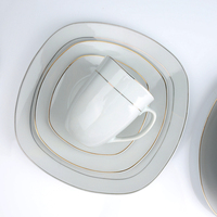 Vente en gros d'assiettes blanches en vrac de haute qualité, assiettes rondes en porcelaine en céramique, assiettes irrégulières de restaurant avec bordure dorée