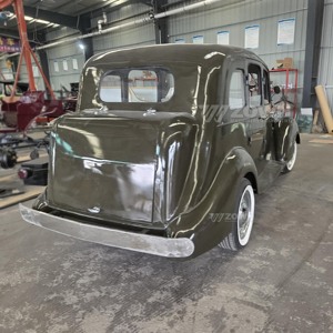 Auto Clásico Verde Vintage Restaurado con Acabado Brillante y Neumáticos con Banda Blanca - Product Image 2