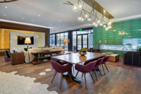 Meubles sur mesure pour hall d'hôtel moderne et appartements : comptoir de réception, fauteuils lounge en velours et ensembles de salle à manger écologiques, directement de l'usine