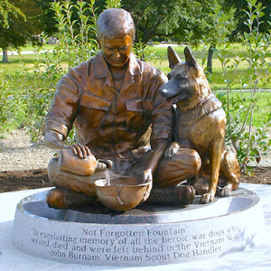 Statue en bronze grandeur nature de soldat moderne avec chien sculpture au parc commémoratif des anciens combattants - Product Image 2