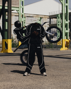 Bộ đồ thể thao nam áo khoác gió có khóa kéo, quần jogger chất liệu vải polyester 100%, in logo tùy chỉnh, có đường phản quang, chống thấm nước - Product Image 2