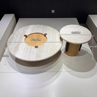 Ensemble de tables basses gigognes ivoire, modèle principal large et bas avec table d'appoint surélevée, texture subtile, pour maison moderne à plan ouvert