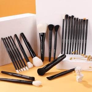Smudger Baume À Lèvres 24Pcs Premium Pinceaux De Maquillage Ensemble Pinceau Plat Manche En Bois Synthétique Fond De Teint Correcteur Kit De Pinceau Fard À Paupières - Product Image 1