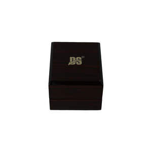 Caja de Exhibición para Relojes DS DSO-1007 de Madera Maciza Cuadrada Hecha a Mano de Alta Calidad y Ecológica con Logotipo Estampado en Caliente - Product Image 2