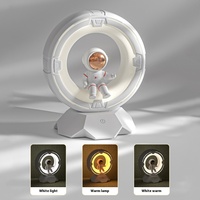 Veilleuse LED créative et lumineuse, ornement de bureau moderne en forme d'astronaute pour chambre à coucher, alimentée par piles, cadeau d'ambiance