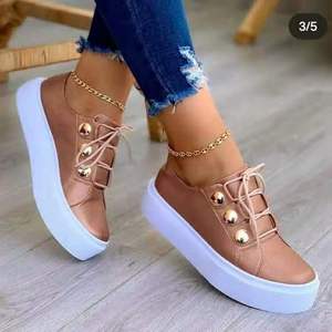 Venta al por mayor señoras zapatillas de <span class=keywords><strong>tenis</strong></span> con cordones de diseño de color sólido pisos suela gruesa zapatos casuales de las mujeres caminar estilo superior de cuero PU - Product Image 4