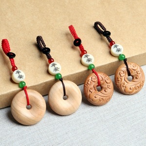 Pendentif porte-bonheur en bois de pêche sculpté Nuage Auspicieux, unisexe, cadeau, bijou artisanal, accessoire - Product Image 1