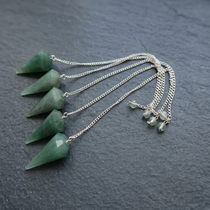 Pendule en Aventurine Verte Facettée avec Chaîne et Perles en Argent, Pierre Naturelle Polie, Cristal de Reiki - Product Image 1