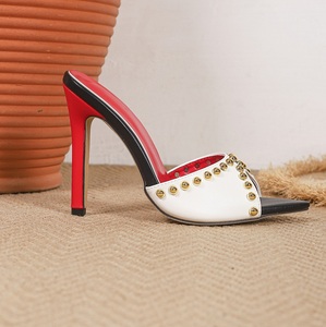 Mules à talons hauts sexy à bout pointu pour femmes, sandales de soirée élégantes à talons aiguilles avec semelle intérieure rouge et clous dorés de luxe - Product Image 5