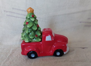 Salière et poivrière en céramique Figural Peint à la main Rouge Pick up Truck Sapin de Noël Poivrière - Product Image 4