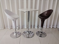 Ensemble de table et chaises de bar hautes en plastique pour l'extérieur