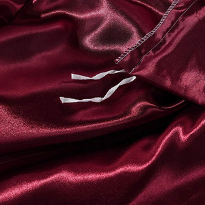 Parure de lit de luxe en soie 4 pièces, couleur unie rouge, pour lit de 2,0 m, idéale pour célébrations de mariage - Product Image 3