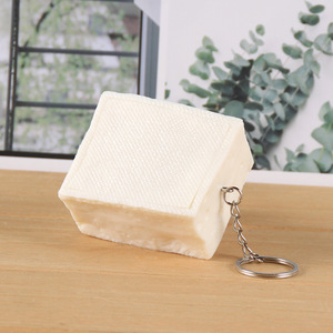 Porte-clés pendentif en PVC, modèle de tofu simulé, jouet alimentaire en forme de bloc de tofu de grande taille, accessoire de cinéma et de télévision. - Product Image 4