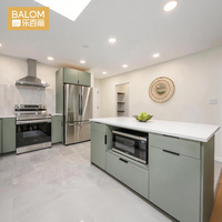 Lemari Dapur Modern BALOM Warna Hijau Sage dengan Pintu Shaker Putih, Kayu Lapis, Sistem Soft Close, RTA Kitchen Set untuk Renovasi