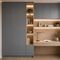 Armoires de bureau avec rangements hauts bleu-gris, bureau en chêne clair et étagères éclairées
