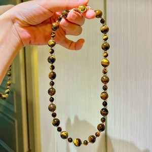 Collier en perles de pierre œil de tigre naturelle avec chaîne de clavicule en cristal au design ciel étoilé et perles rondes - Product Image 2