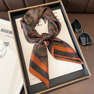 Pañuelo de Seda con Estampado de Letras de 70 cm, Nuevo Pañuelo de Satén, Accesorio de Moda para Mujer, Pañuelo Profesional para la Cabeza, Venta al por Mayor en Alibaba.com - Product Image 3