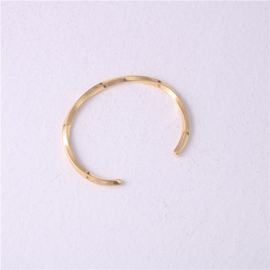 Bracelet en acier inoxydable plaqué or 18 carats sans ternissure avec design torsadé ouvert Viking pour femmes et hommes - Product Image 5