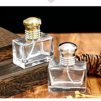 Flacon de parfum en verre transparent carré de 30 ml à base épaisse, flacon pulvérisateur de parfum vide avec bouchon en acrylique, logo personnalisé YM