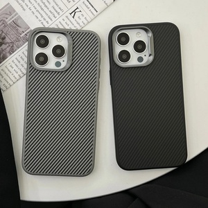 Nuevo Modelo para iPhone 16 Pro, Anillo Metálico para Lente con Textura de Fibra de Carbono, Material TPU+PC, Protección Contra Caídas - Product Image 2
