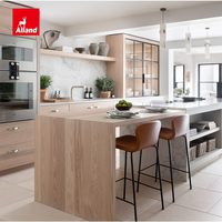 Armoires de cuisine Alland sur mesure en chêne rainuré horizontal, avec vitrine en bois, métal et verre, et plan de travail en marbre ou quartz