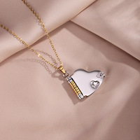 Collier médaillon cœur en acier inoxydable plaqué PVD or 18 carats avec zircon et espace de gravure pour cadeau personnalisé