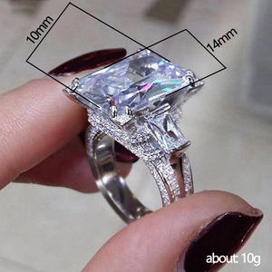 F1382 Anello di fidanzamento da donna in oro bianco con diamante taglio radiante e pietre laterali naturali colore D - Product Image 4