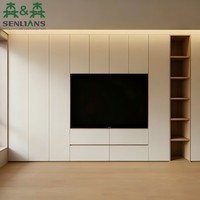 Meuble TV mural Japandi en chêne blanc cassé avec niches ouvertes, base à tiroirs en bois sous le téléviseur, rebord LED et portes sans poignées