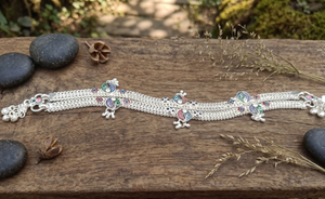 DIVYORO Bracelet de cheville contemporain superposé en argent avec motifs floraux décoratifs, bijoux tendance pour femmes, à porter au quotidien - Product Image 2