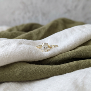 Anillo de compromiso con diamante de corte ovalado en oro amarillo con diamantes laterales, certificado IGI, estilo clásico para mujer - Product Image 4