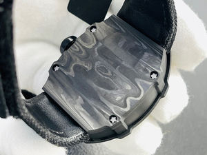 Présentons la montre-bracelet tourbillon la plus légère de 43,5 grammes avec un design à pont creux. Une montre haut de gamme. - Product Image 4