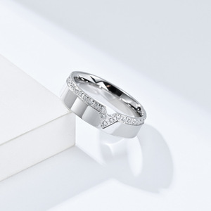 Anillo de diamantes en forma de V para mujer, diseño geométrico de acero dorado, engaste pavé, joyería para uso diario - Product Image 3