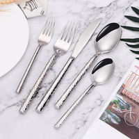 Ensemble de couverts de luxe en acier inoxydable 304, finition miroir, motif martelé, pour cuisine occidentale, avec poignée résistante au lave-vaisselle, comprenant couteau à steak épaissi pour hôtel
