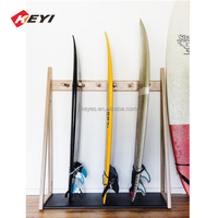 Support et présentoir à surfboards en bois écologiques modernes et personnalisés pour les magasins de surf au détail