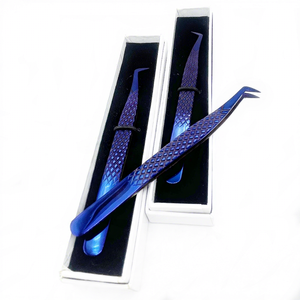 Pinces à extensions de cils de qualité supérieure, poignée diamantée, couleur plasma bleue, avec logo et emballage personnalisés, en acier inoxydable. - Product Image 1
