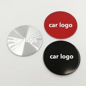 Autocollants de logo de voiture VICTOR en alliage d'aluminium personnalisé pour enjoliveurs de roues - Finition polie, installation par clip, ajustement universel - Product Image 3