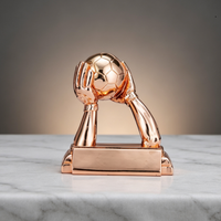 Trophée de football en résine sur mesure fabriqué par le fabricant, idéal pour les événements sportifs et peut servir de souvenir ou de cadeau
