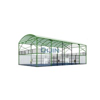 Installation de padel extérieure commerciale avec système de toiture complet, structure en acier sur mesure et enceinte en verre trempé